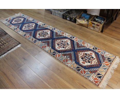 Hallway runner in geometric design, 300 cm long x 70 cm wide 