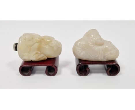 Chinese carved muttonfat jade snuff bottle&nbsp;of triangular form and surmounted by kylin, with jade stopper, 6cm long and t