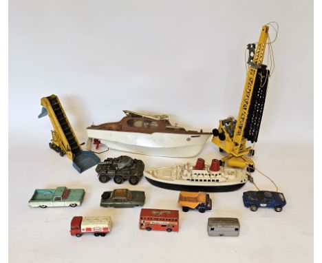 Mixed lot of toys including railway (Grafar N gauge engine and other N gauge items, Hornby Dublo footbridges and level crossi