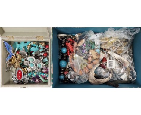 Quantity of costume jewellery&nbsp;to include a Timex wristwatch, two silver gem set rings, assorted brooches, etc&nbsp;