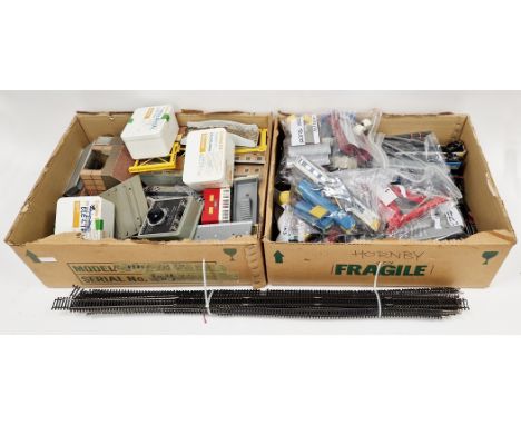 Collection of mainly Triang and Lima railway engines, rolling stock and accessories including 2 Triang engines, 2 Lima engine