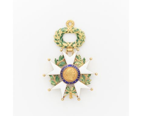 Gold French Legion of Honor (legion d'honneur) Medal, Third Republic, 1870-1946. The medal comprised of the form of a five-ar