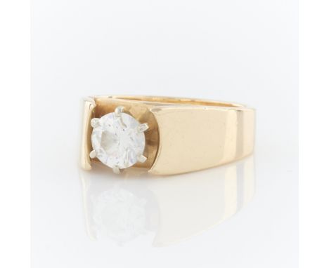 14k yellow gold ring prong set with one round brilliant cut diamond of approximately 1 ct, H color and VS2 clarity. The diamo