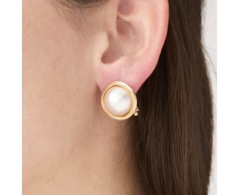 14k yellow gold earrings, each set with a mabe pearl of approximately 14.44 mm. In a gold bezel with twisted detail, one post