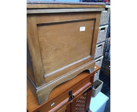 AN ASH COMMODE