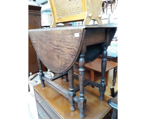 AN OAK GATE LEG TABLE WITH TURNED LEGS