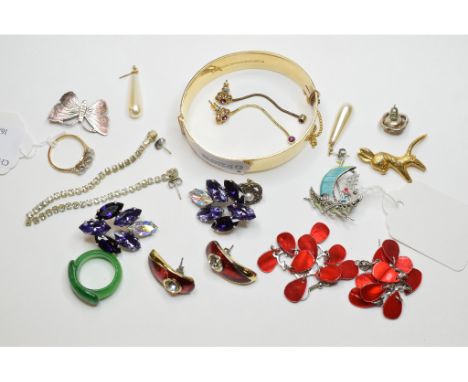 A 9ct gold and three stone zircon ring, approx. ring size K½, a marcasite and enamel brooch and other jewellery