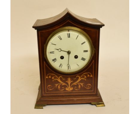 An Edwardian mantel clock, the 11.5 cm diameter enamel dial with Roman numerals, fitted an eight day movement, in an inlaid m