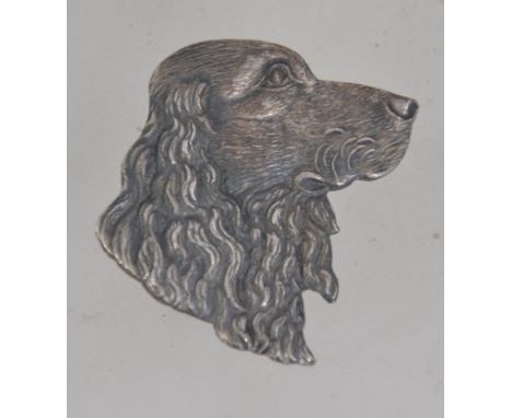 A vintage figural brooch pin of a spaniel with C clasp. Measures 3.3cms.