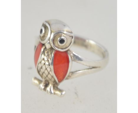 A silver owl ring with plique-a-jour enamel setting being marked 925.