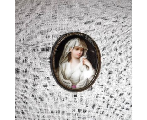 A HAND PAINTED PORTRAIT BROOCH of a lady's head and shoulders, in an oval frame