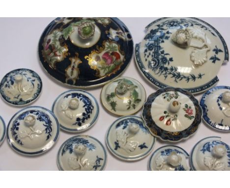 A collection of Worcester and Caughley porcelain covers (13)
