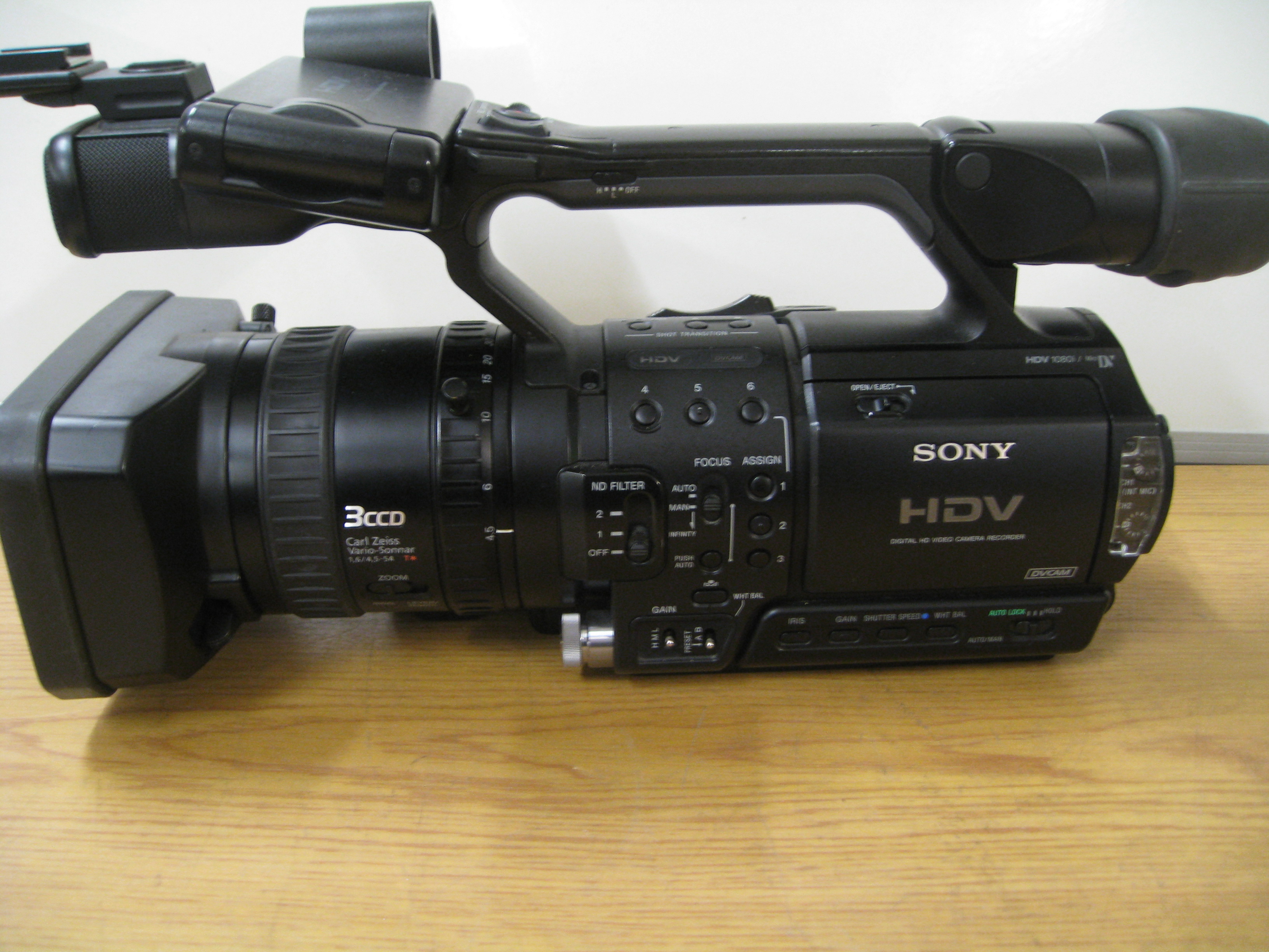 SONY HDV 1080i/miniDV digital HD video camera recorder with Carl Zeiss