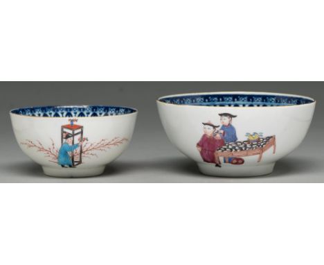 A Worcester sugar bowl and slop basin, c1765, with underglaze blue border and painted with three Chinese figures, 12.5 and 15