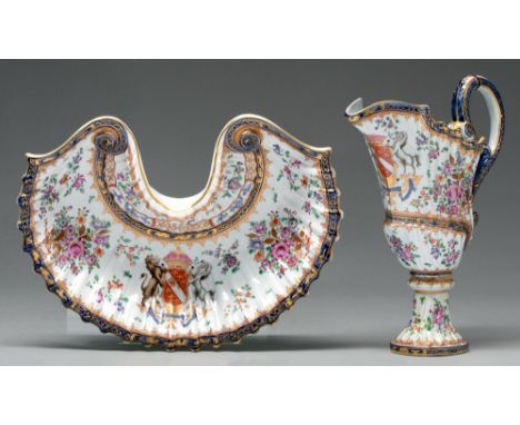 A Samson pseudo Chinese export armorial shell shaped ewer and basin, 19th / 20th c,&nbsp;in famille rose style with shield, s