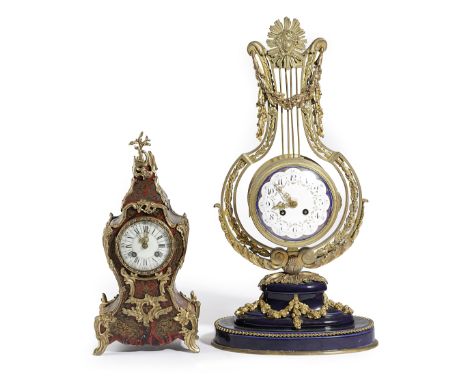 Î» A FRENCH ORMOLU AND PORCELAIN LYRE MANTEL CLOCK IN LOUIS XVI STYLE LATE 19TH CENTURY the brass eight day drum movement wit