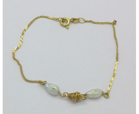 A 14ct gold and freshwater pearl bracelet, 1.4g