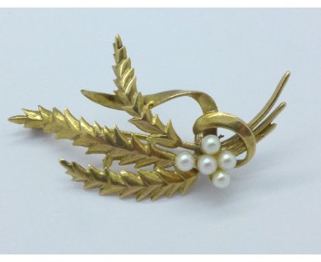 A 9ct gold and seed pearl brooch, 3.9g