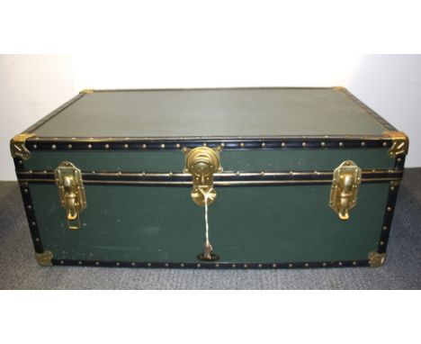 A vintage travelling trunk, 51 x 36 x 91cm.