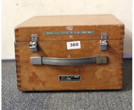 A very rare Rolls-Royce engine test setup box UT440, 32 x 32 x 19cm.