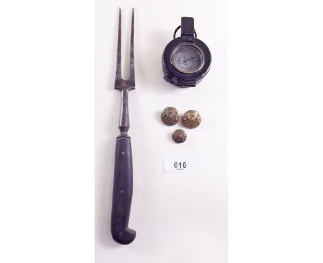 A military compass No 143124, a carving fork with MOD mark and three military buttons 