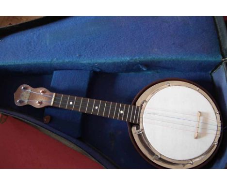 Dallas Model B. George Formby Banjolele or Banjo - ukulele with case. Condition report: see terms and conditions.