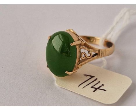 A polished green stone ring 14ct gold size M