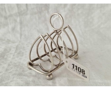 A five bar toast rack with heart shaped divisions, ring handle, Sheffield 1956, 79g
