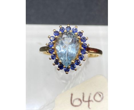 A ATTRACTIVE TEAR DROP AQUAMARINE AND SAPPHIRE CLUSTER RING 10CT GOLD CENTRAL STONE 1CM LONG SIZE P 2.4 GMS 