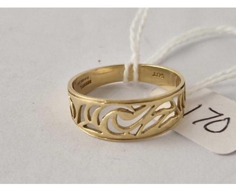 A keeper ring 9ct 2.7 gms