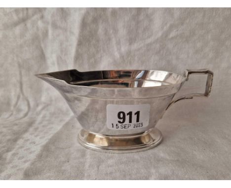 An Art Deco oval sauce boat on oval foot, 5.5" wide, Sheffield 1933 from Maple &amp; Co, 98g