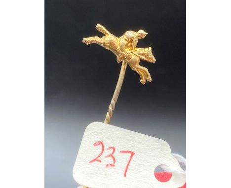 OF HORSE RACING INTEREST A Victorian stick pin featuring a horse and jockey 9ct