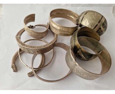 A bag of assorted bangle