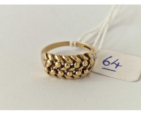 A keeper ring 9ct size R 3 gms