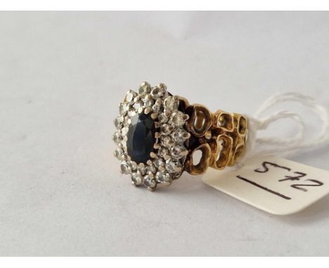 A ATTRACTIVE SAPPHIRE AND DIAMOND CLUSTER RING 18CT GOLD SIZE P 8.2 GMS
