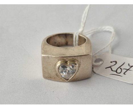 A silver heavy statement ring with heart stone 14 gms