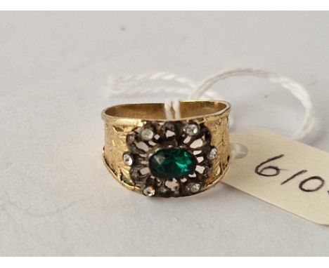 A antique yellow metal cluster ring