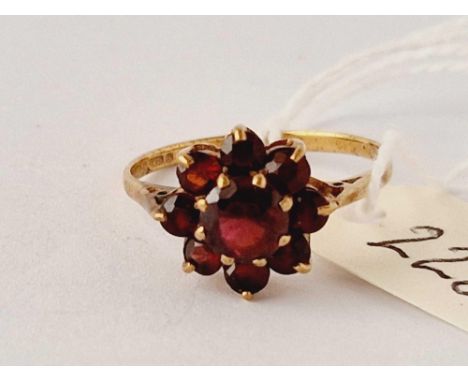 A garnet cluster ring 9ct size R 2 gms