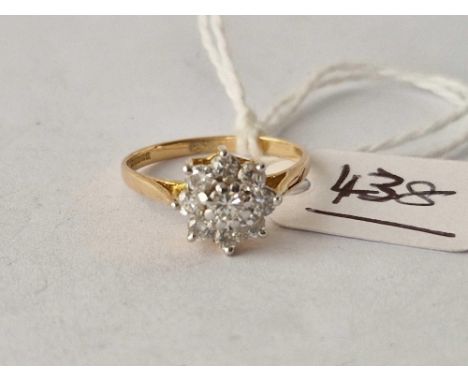 A BRIGHT DIAMOND FLOWER HEAD CLUSTER RING 18CT GOLD SIZE L 2 GMS