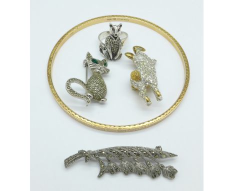 A 9ct gold metal core bangle, a 925 silver cat ring and three brooches