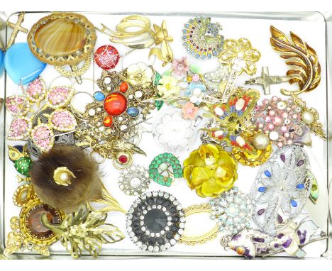 Vintage costume brooches, pendant watch, pendants, etc.