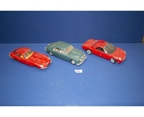 Three 1/18 scale model cars including Maisto Thunderbird and 1959 Mk II Jaguar ad a Burago 1961 Jaguar 'E', all a/f.