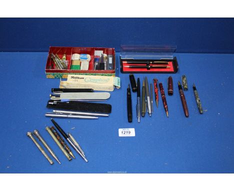 A quantity of pens and propelling pencils including Eversharp, Osmiroid fountain pen, plus two fountain pens with 14k gold ni