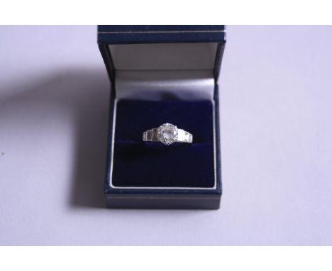 AN EARLY 2OTH CENTURY DIAMOND RING, centrally set with a brilliant cut diamond, measuring approx 8.13mm to 8.15mm diameter x 