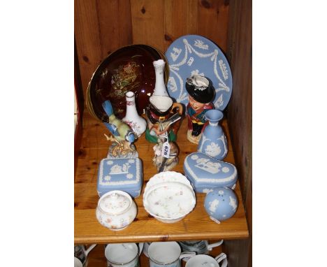 A GROUP OF CERAMICS, to include Royal Worcester 'Chaffinches' No.3364, Carltonware 'New Mikado' dish, Wedgwood trinkets etc