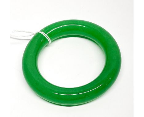 A polished jade bangle, jade W. 1.5cm, internal dia. 5.5cm.