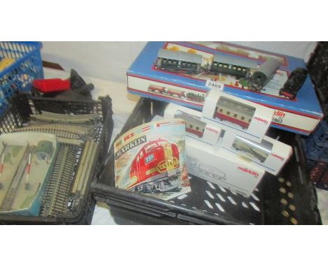 A Marklim HO gauge 2093 train set, a 33181 engine, carriages and track.