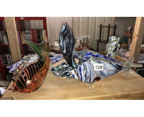 Large art glass fish paperweight and 5 multi coloured glass fish, 1 a/f