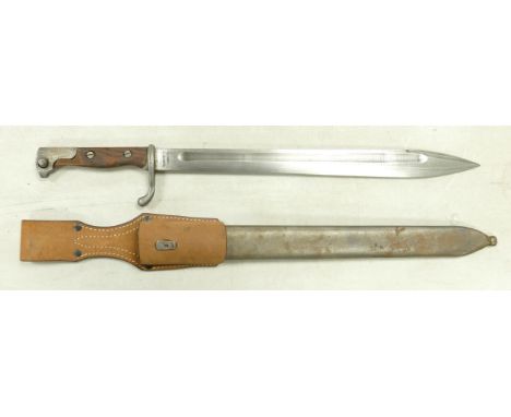 World War I era bayonet, smooth grip with leather frog, metal scabbard. Stamped Jahengkls Zwillingswerk. Blade length 38.3cm 