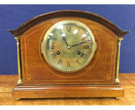 AN EDWARDIAN MAHOGANY CASED MANTEL CLOCK WITH BOXWOOD STRINGING INLAY, BRASS DIAL AND PILLARS, STRIKING ON A GONG
